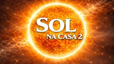 Ilustração do Sol em tons dourados e alaranjados, com brilho intenso e chamas ao redor, sobre um fundo espacial luminoso. Texto central: “SOL” e, abaixo, “NA CASA 2”, em fonte branca e grande.