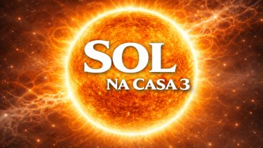 Ilustração do Sol em tons dourados e alaranjados, com brilho intenso e chamas ao redor, sobre um fundo espacial luminoso. Texto central: “SOL” e, abaixo, “NA CASA 3”, em fonte branca e grande.
