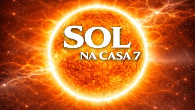 Ilustração do Sol em tons dourados e alaranjados, com brilho intenso e chamas ao redor, sobre um fundo espacial luminoso. Texto central: “SOL” e, abaixo, “NA CASA 7”, em fonte branca e grande.