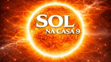 Ilustração do Sol em tons dourados e alaranjados, com brilho intenso e chamas ao redor, sobre um fundo espacial luminoso. Texto central: “SOL” e, abaixo, “NA CASA 9”, em fonte branca e grande.