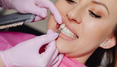 Sonhar com dente quebrando e caindo