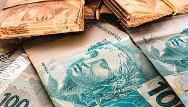 Sonhar que está achando dinheiro