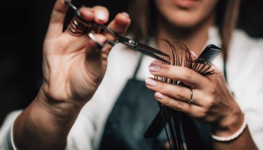 Sonhar que está cortando o cabelo