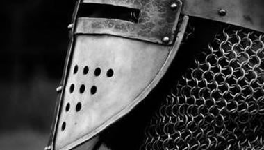 Tirando a armadura para ouvir