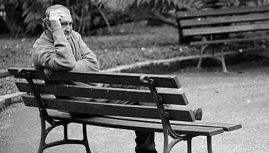 Um velhinho de praça