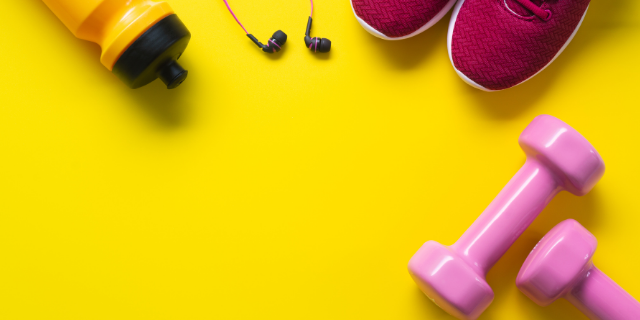 Objetos de academia sobre cenário amarelo.