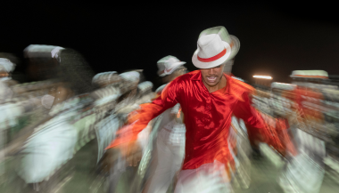 Homem incorporado Zé Pilintra e dançando