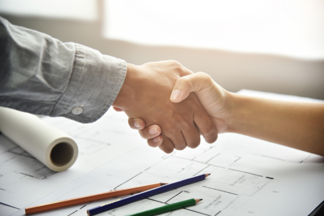 Duas mãos se apertando, fechando parcerias.