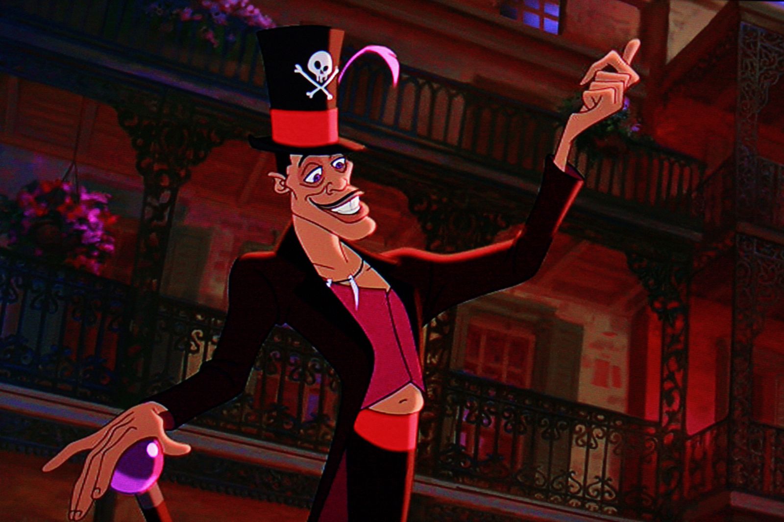 Homem negro com roupas escuras e expressão sorridente.