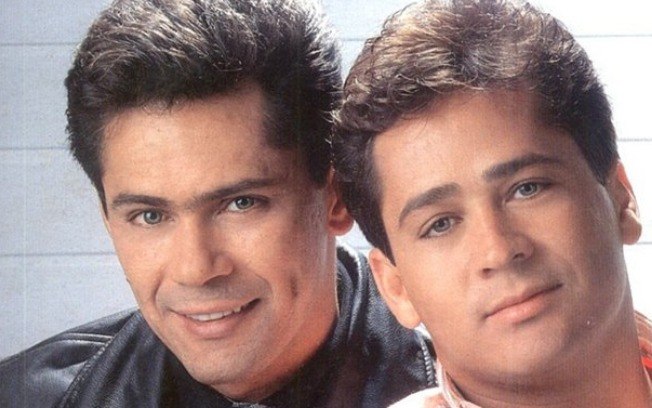 Leandro e Leonardo olhando para frente sorrindo