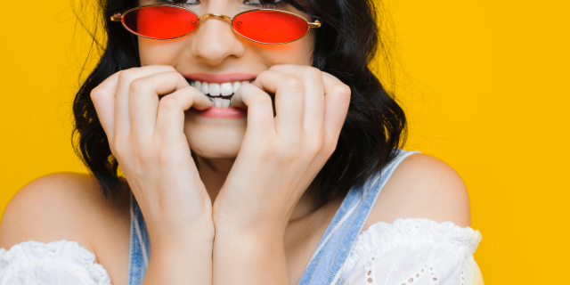 Mulher nervosa roendo as unhas