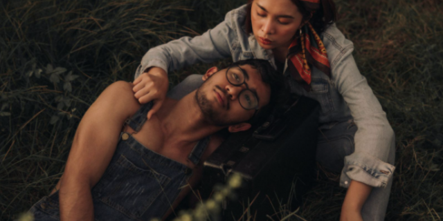 Homem e mulher sentados em um gramado