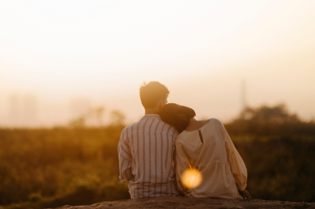 casal observando o por do sol