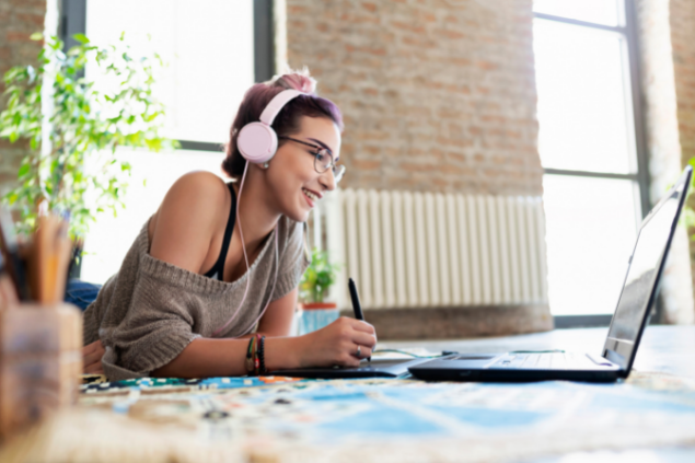 garota de fone estudando no formato de ensino a distancia 