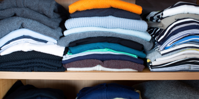 Roupas organizadas no armário