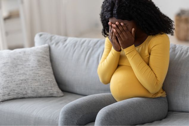 mulher grávida chorando