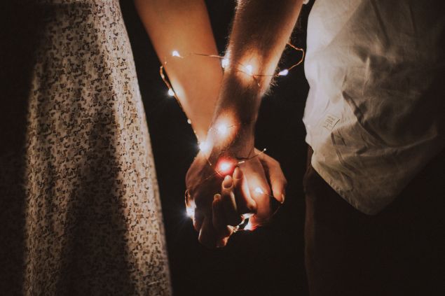 Casal de mãos dadas 