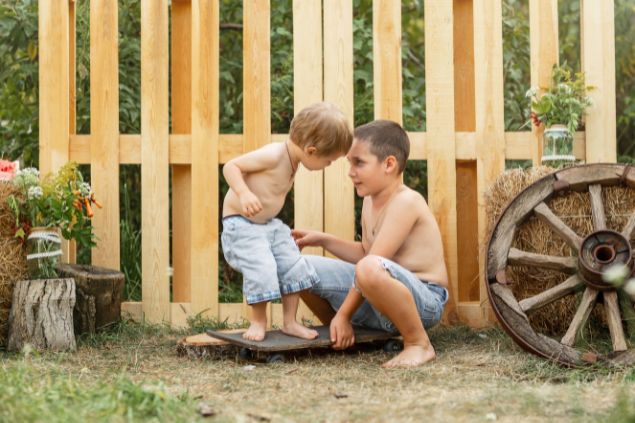 Irmãos discutindo no quintal