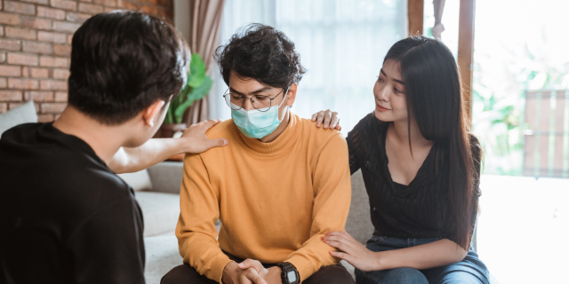 Família dando apoio para irmão