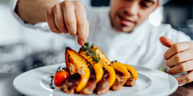 Chef de cozinha preparando prato