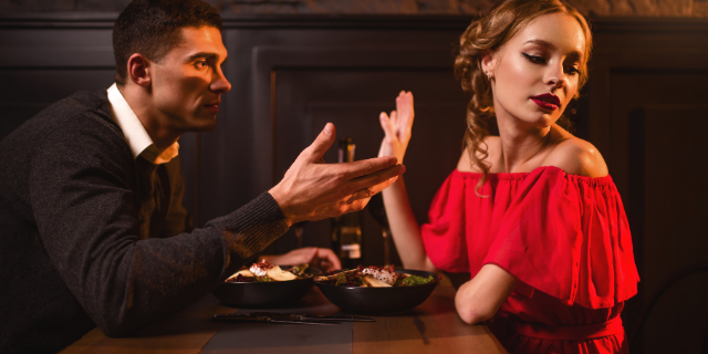Casal se desentendendo em restaurante