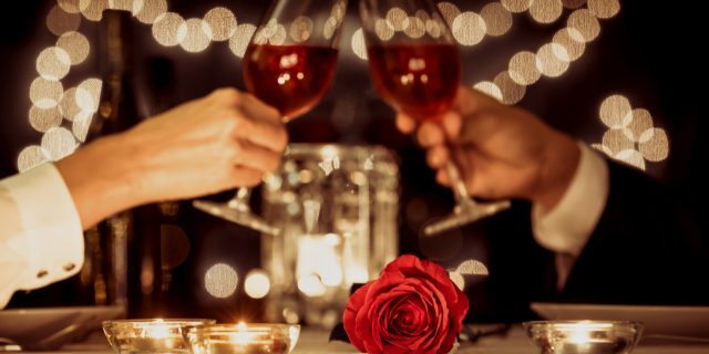 Casal tendo jantar romântico em casa