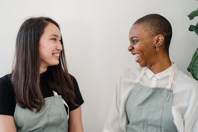 Duas amigas conversando e rindo