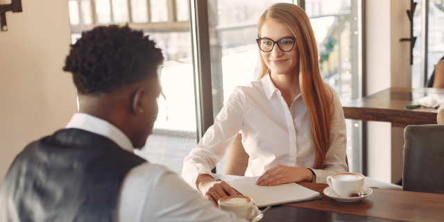 Mulher sorridente na entrevista de emprego