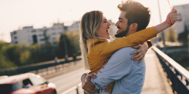 Casal sorridente e abraçados