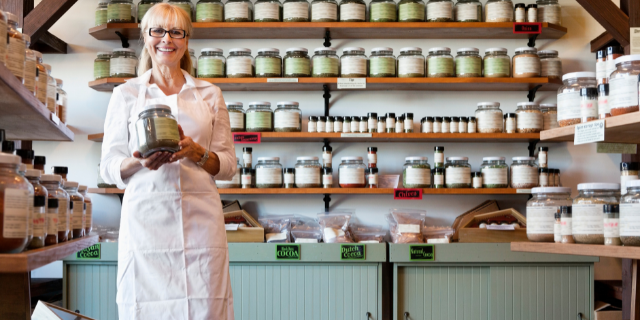Vendedora sorrindo em sua loja