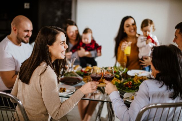 Família almoçando juntos