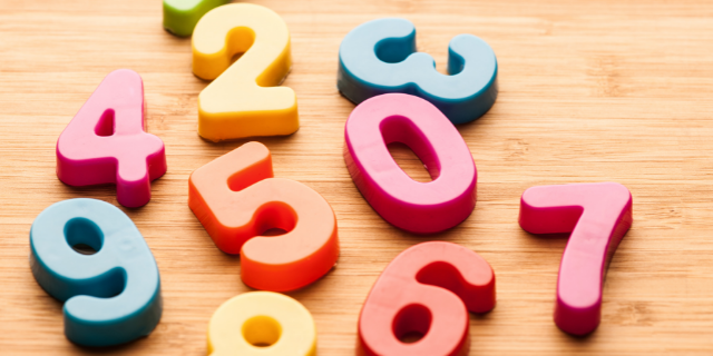 Números coloridos espalhados no chão