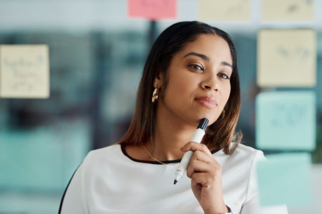 mulher concentrada no escritório