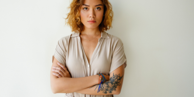 Mulher brava com os braços cruzados