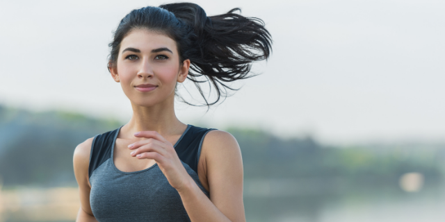 Mulher correndo com um sorriso