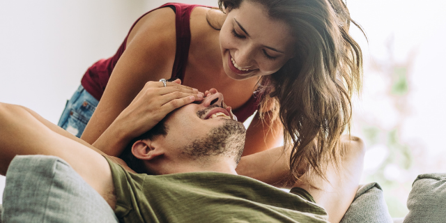 casal sorridente abraçados juntos