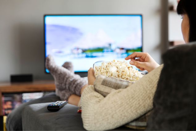 mulher assistindo televisão