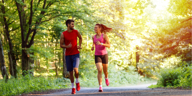 Dois amigos felizes correndo no parque
