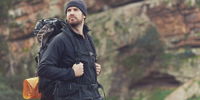 Homem de mochila nas montanhas