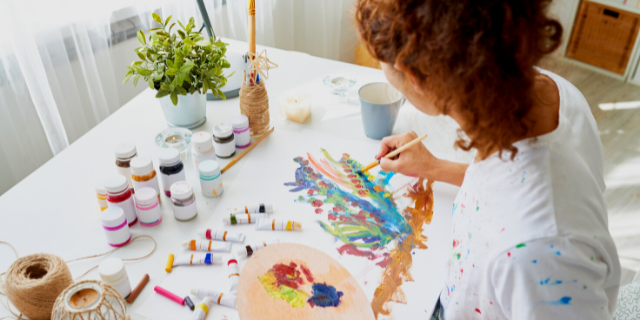 Mulher pintando quadro