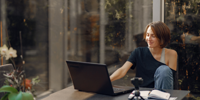 Mulher trabalhando em home office