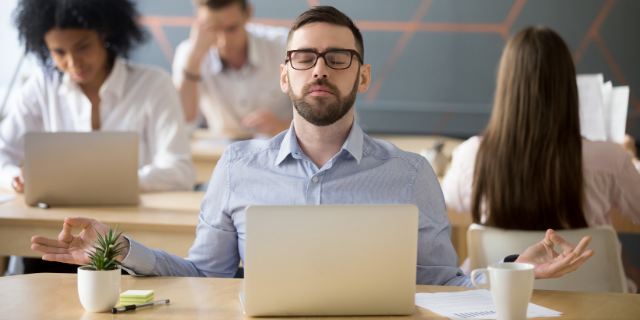 Homem meditando no escritório