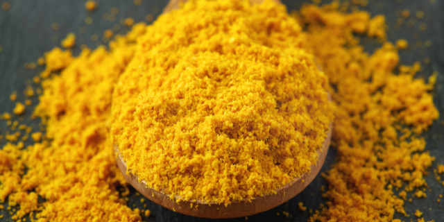 Colher de pau com açafrão