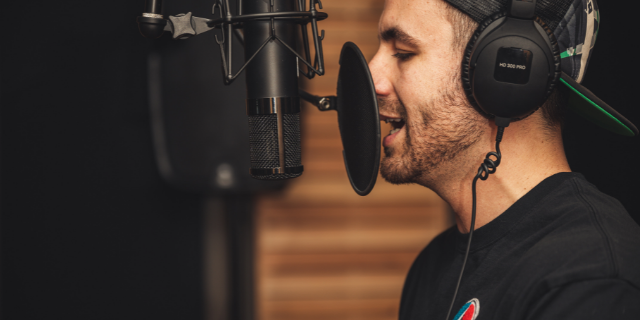 Cantor performando no estúdio