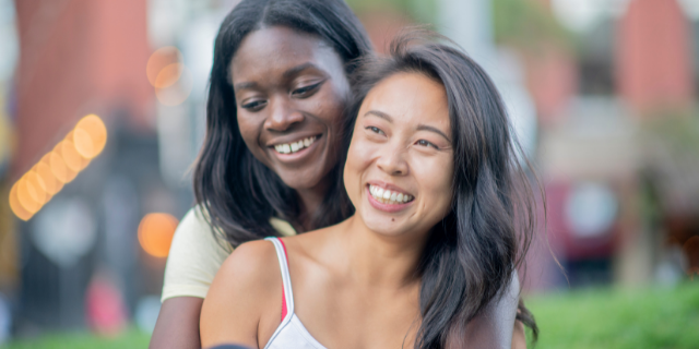 Casal abraçadas e sorrindo