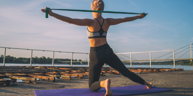 Mulher praticando pilates ao ar livre