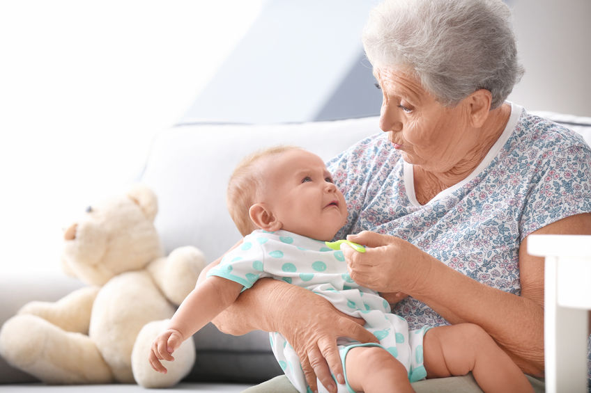 Criança Chorando no Colo de sua Avó
