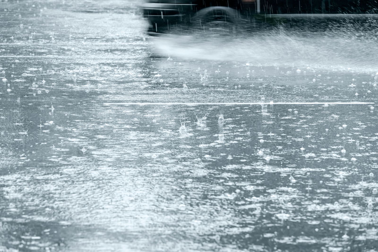 Rua com água da chuva