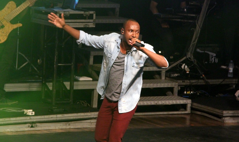 Thiaguinho cantando no palco