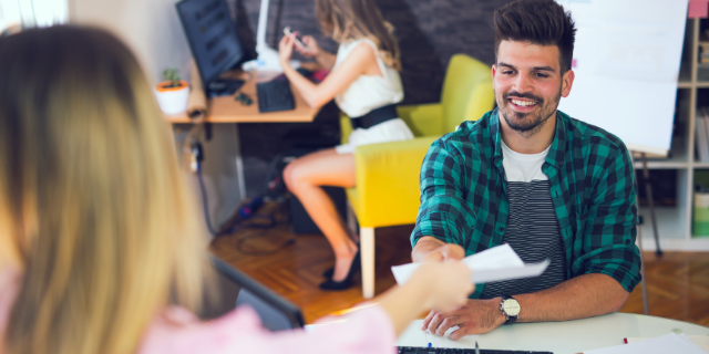 Homem nervoso na entrevista de emprego